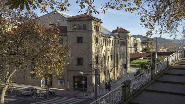 Iruñeko frontoi nagusiak ezagutzeko bisita gidatuak abendura arte luzatu ditu Iruñeko Udalak