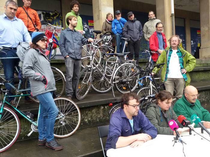 Oinezkoak, bizikletak eta garraio publikoa lehenesteko eskatu diote Iruñeko Udalari