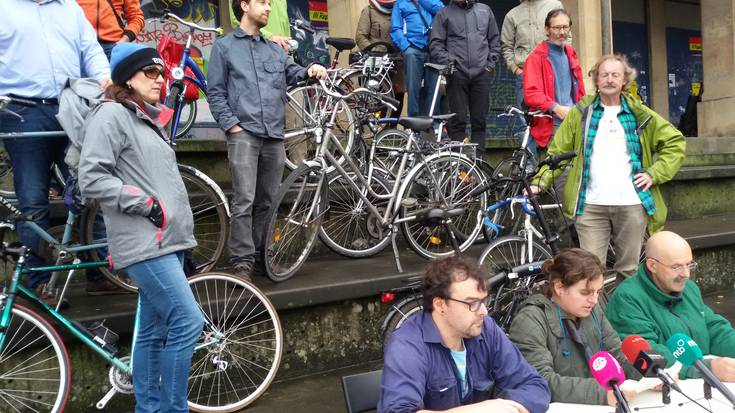 Oinezkoak, bizikletak eta garraio publikoa lehenesteko eskatu diote Iruñeko Udalari