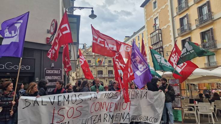 Sindikatuek ostalaritza-sektorerako hitzarmen "duina" eskatzeko elkarretaratzea egin dute Iruñean