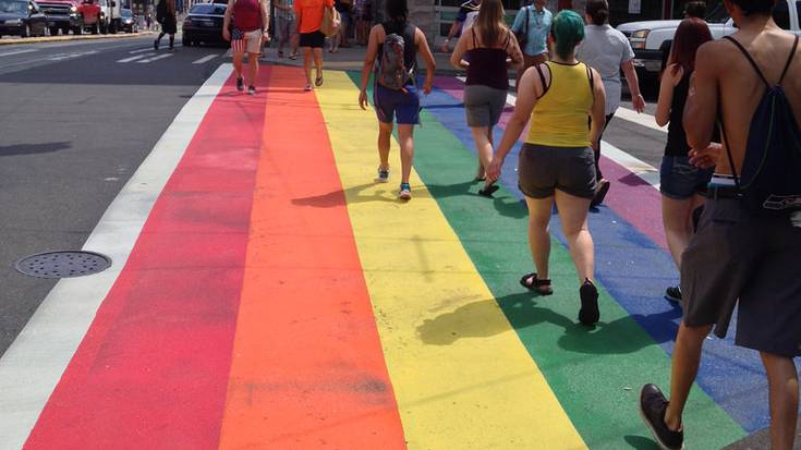 Iruñeak LGTBIQ+ banderaren koloreekin margotuko du zebrabide bat