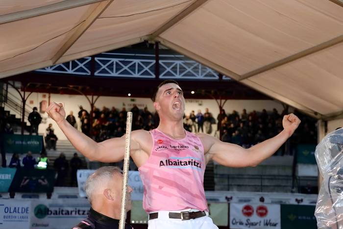 Iker Vicente otsagabiarra garaile, Eneko Olañoren kontrako aizkora desafio historikoan