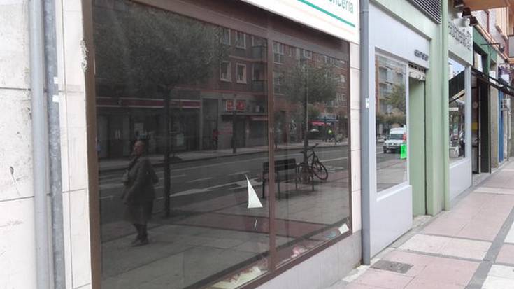 Beltzez jantzi dituzte Arrotxapeko saltokiak