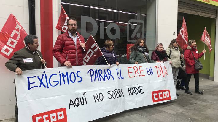 Dia dendetako 10 langile kaleratuak izateko arriskuan direla salatu dute