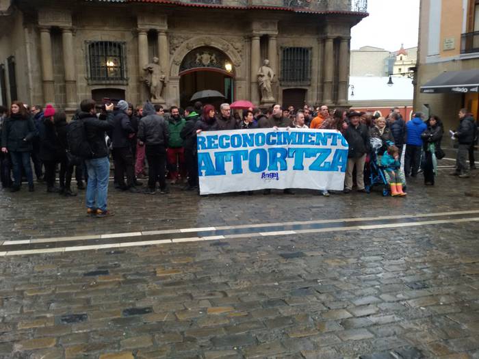 Angel Berrueta motibazio politikoko biktima dela aitortu du Iruñeko Udalak, UPNren eta PSNren aurkako botoekin