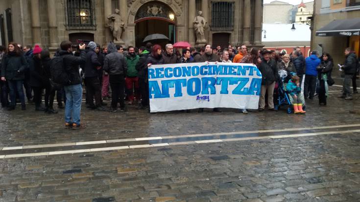 Angel Berrueta motibazio politikoko biktima dela aitortu du Iruñeko Udalak, UPNren eta PSNren aurkako botoekin