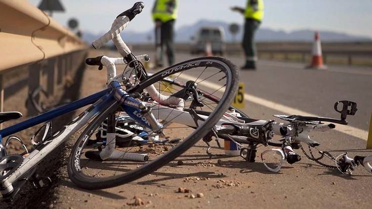 Hiru txirrindulari hil dira errepidean