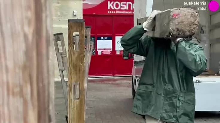 Euripean hasi dira entzierroaren hesia muntatzen