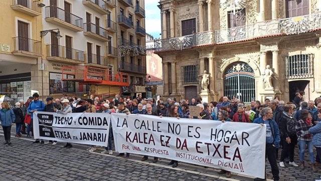 "Jendea oherik gabe eta gainerako baliabiderik gabe dago kalean"