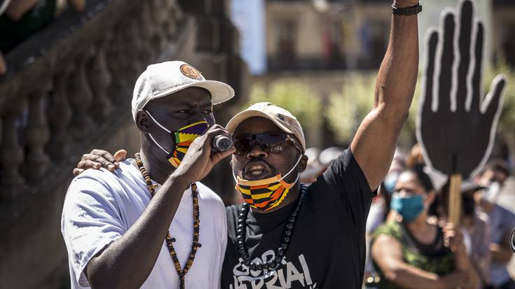 Migratzaile guztien erregularizazioa eskatu dute elkarretaratze batean, Iruñean