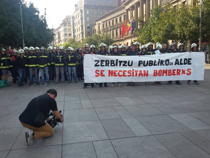 Langile gehiago behar dituztela aldarrikatzeko kalera atera dira suhiltzaileak