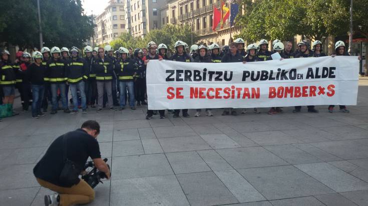 Langile gehiago behar dituztela aldarrikatzeko kalera atera dira suhiltzaileak