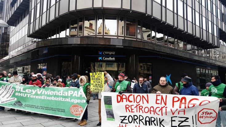 Etxea emanda zorra kitatzeko atzeraeraginezko legea aurkeztu du Plataformak Espainiako Kongresuan