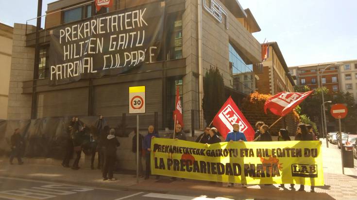 Prekarietatea salatzeko ekintza egin du LABek Nafarroako Enpresarien Konfederazioan
