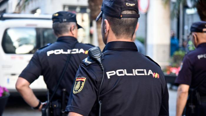 Adintxikikoekin sexua izatearen truke dirua edota tabakoa eskaintzen zien Espainiako polizia batek