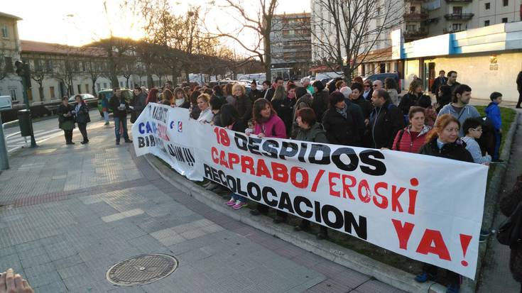 Kaleratutako hemezortzi langileak hartu ezean greba mugagabea eginen dute Caprabon
