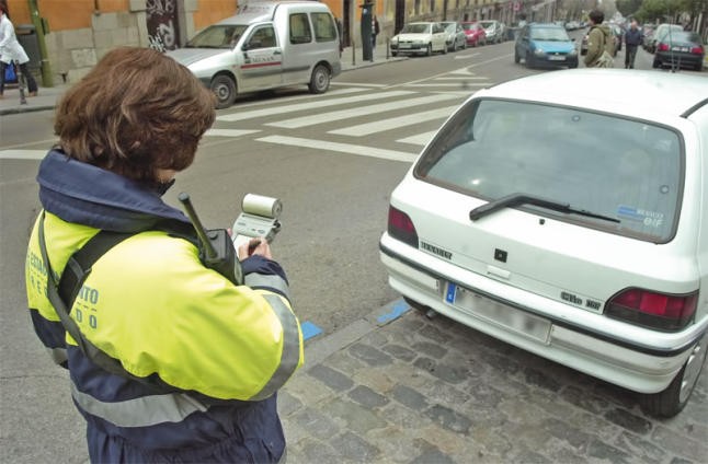 Gaurtik aurrera berriz ere aparkatzeko eremu urdina, martxan