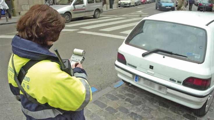 Gaurtik aurrera berriz ere aparkatzeko eremu urdina, martxan