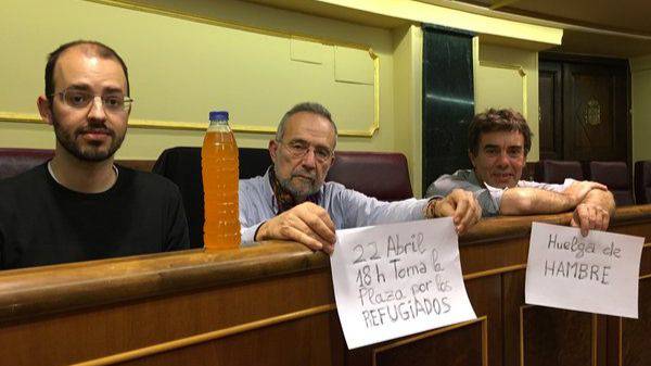 Eduardo Santos Ahal Duguko Diputatua gose greban, errefuxiatuen inguruko akordioaren aurka