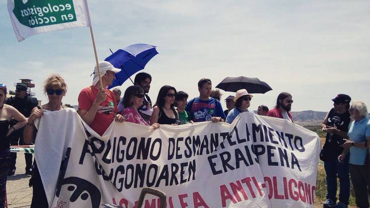 Tiro poligonoko maniobrak gelditzeko eskatuko dute gaur