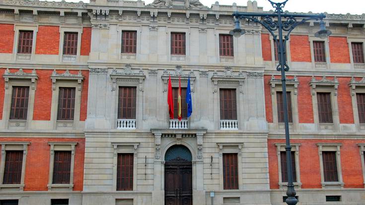 Txuriz argiztatuko dute Parlamentua errefuxiatuen alde