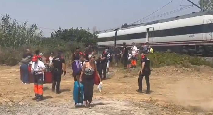 Trena geldirik eguzkipean