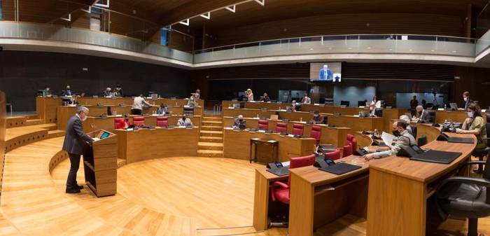 Parlamentuak aho batez eskatu dio gobernuari izapide elektronikoak euskaraz egin ahal izatea