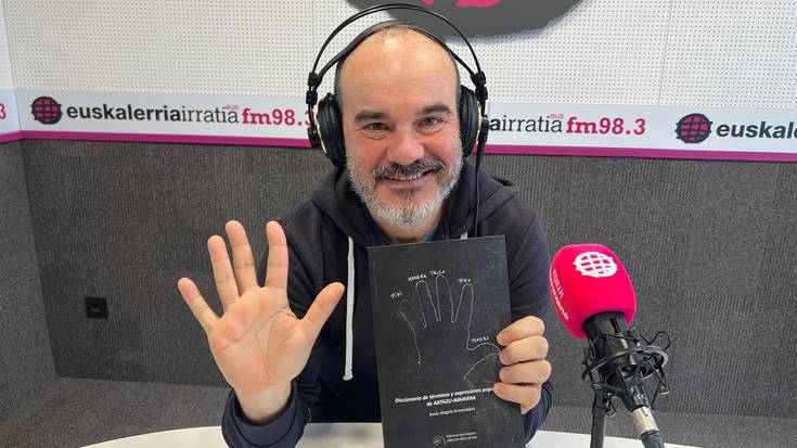 Oskar Alegria: “Nire aitak Artazuko hiztegiaren bidez desagertzen ari den mundu bat jaso du”