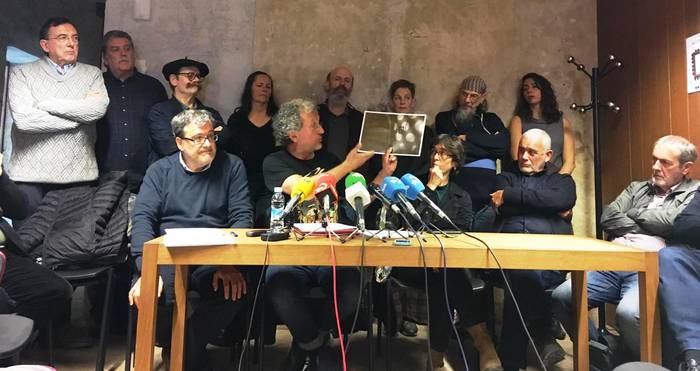 Erorien monumentuan ezkutuan grabatu zuen dokumentalistak ez dio epaiari helegiterik jarriko