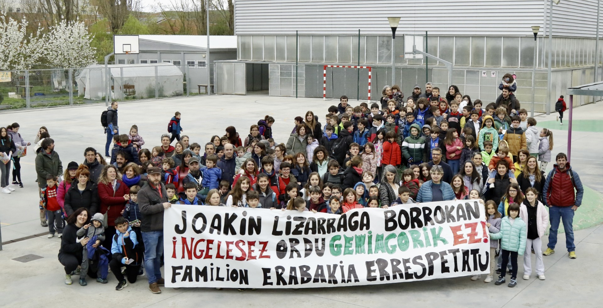 Sarrigurengo Joakin Lizarraga ikastetxeko familiek elkarretaratzea egin dute PAI araudi berriaren aurka