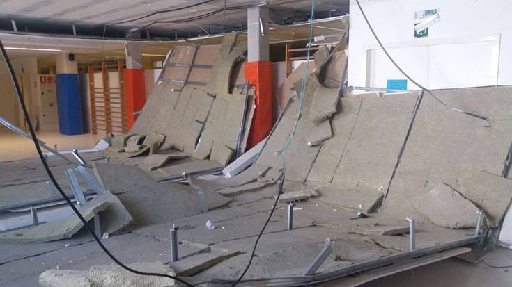 Iruñeko Patxi Larrainzar eskolako gimnasioko sabaia erori da