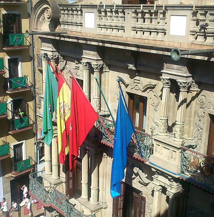 Masta bat hutsik dago udaletxean ikurrinaren presentzia eza salatzeko