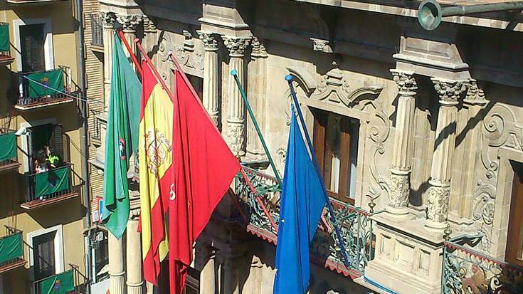 Masta bat hutsik dago udaletxean ikurrinaren presentzia eza salatzeko