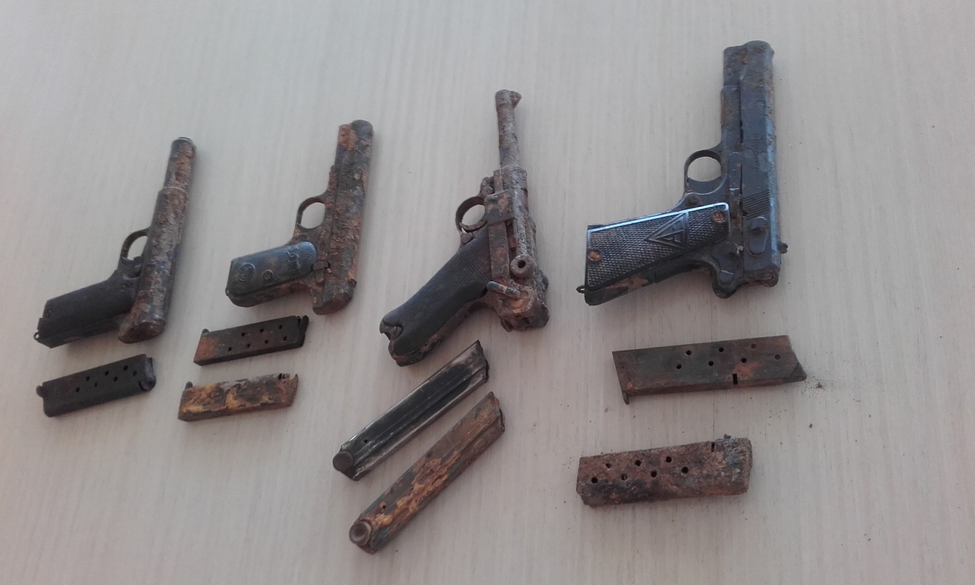 Gerra Zibileko lau pistola aurkitu dituzte Bidasoa ibaian