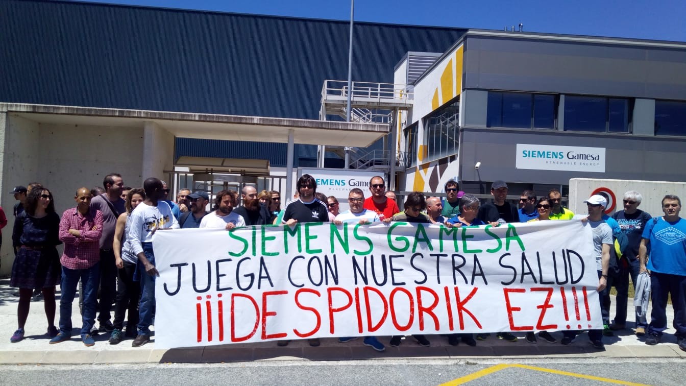 Bajan egoteagatik hiru langile kaleratu dituztela salatu dute Agoizko Siemens-Gamesako langileek