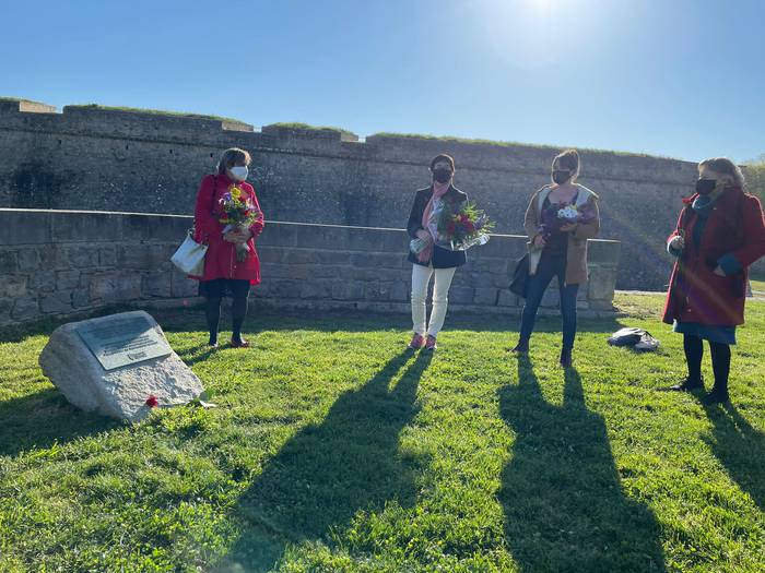 IU, Ahal Dugu, Batzarre eta Equoko kideek lore eskaintza batekin gogoratu dute II. Errepublika