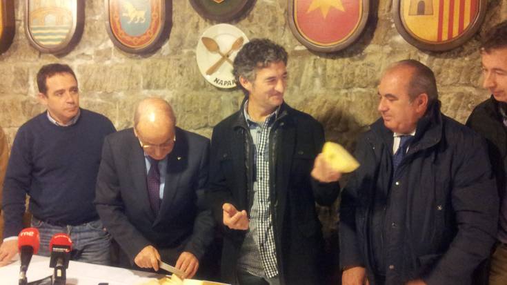 Idiazabal gazta berriaren ebaketa Iruñean