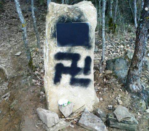 Ezkaba mendiko oroitarriari eraso diote bart