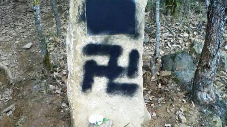 Ezkaba mendiko oroitarriari eraso diote bart