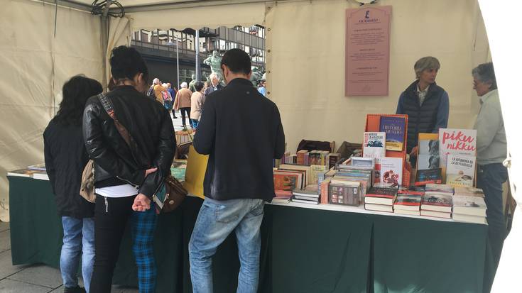 Liburuak deskontuekin eta loreak oparitan, kalean