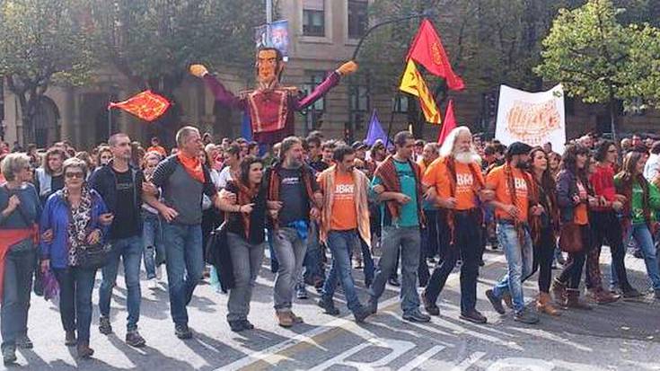 Herri libreen aldeko elkartasun manifestazio jendetsua