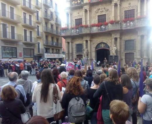 Harrera beroa Emakumeen Mundu Martxari Iruñean