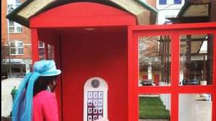 Kabina eta semaforo fantastikoak jarriko dituzte Gayarre Antzokiaren aurrean larunbatera arte