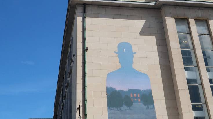 Rene Magritte, pentsamendua ikusgarri egiten zuen belgikarra