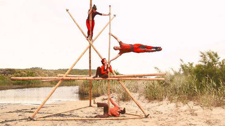 Circ Bover zirku konpainia asteartean Ziudadelan Harresietako jaialdian