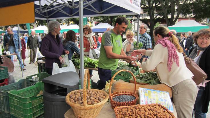 Larunbatean baserritarren azoka Sarasate pasealekuan