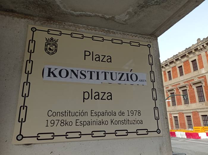 Konstituzioaren Plaza, ele bitan