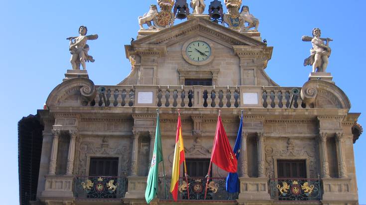 Espainiako bandera eta erregearen argazkia dauden tokian mantendu ahalko ditu Iruñeko Udalak