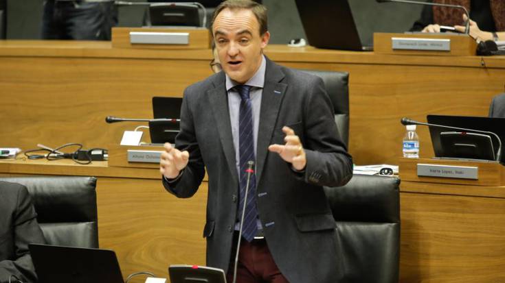 Esparzak dio trafikoaren transferentzia "txantaje" bat dela