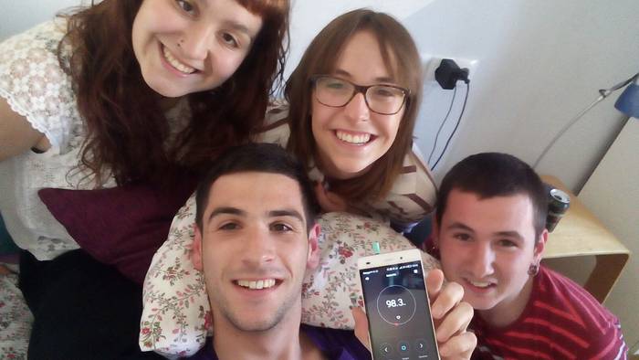 Erakuts dezagun gue poza: egin selfie-a FM 98.3 entzuten